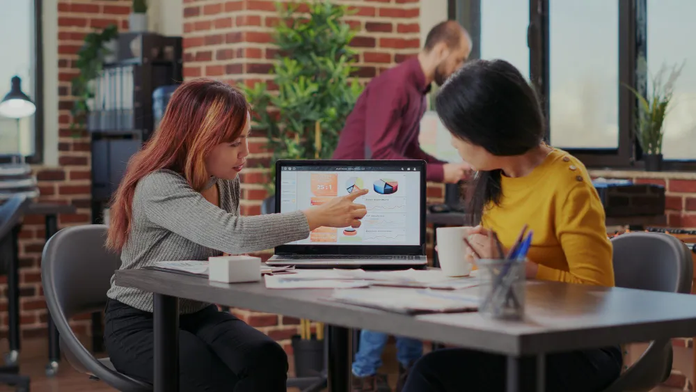 two employee analysis what save money better, outsourced vs in-house digital marketing
